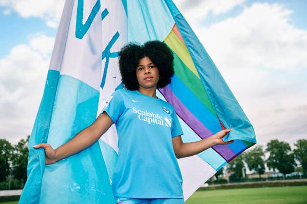 Victoria Ezebinyuo FC Viktoria Berlin Victoria Ezebinyuo of FC Viktoria Berlin, The in the 2 Women Bundesliga plays, the pose with a FC Viktoria Berlin Flag Copyright: xJosuaxPiorrxJosuaxPiorrx