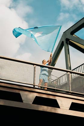 Aylin Yarin FC Viktoria Berlin the swing a FC Viktoria Berlin Flag Aylin Yarin of FC Viktoria Berlin, The in the 2 Women Bundesliga plays, the swing a FC Viktoria Berlin Flag on a Bridge Copyright: xJosuaxPiorrxJosuaxPiorrx