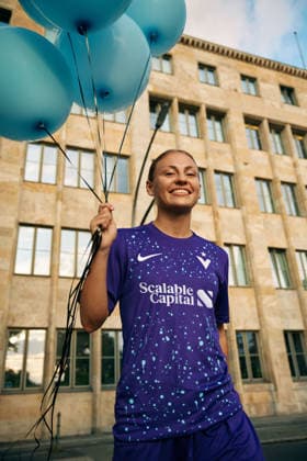 Trinity Künzel FC Viktoria Berlin the hold from Blue Balloons Trinity Künzel of FC Viktoria Berlin, The in the 2 Women Bundesliga plays, the hold from Blue Balloons Copyright: xJosuaxPiorrxJosuaxPiorrx