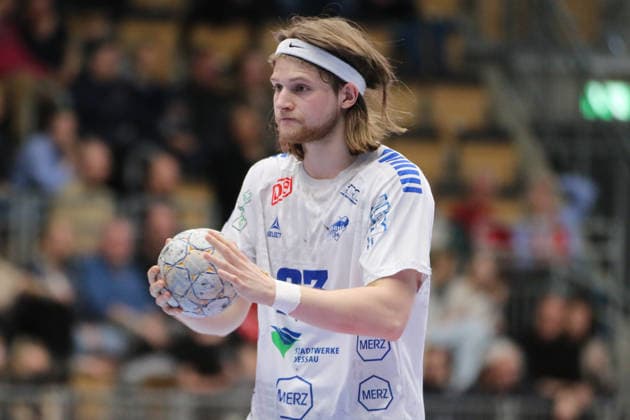 25 02 2026 Handball Men 2025 2026 2 Handball Bundesliga 21 Matchday HSG Nordhorn Lingen Dessau Roßlauer HV 06 EmslandArena Lingen Mika Schüler Dessau, 23, white on seven-meter penalty Lingen Ems Lower Saxony Germany