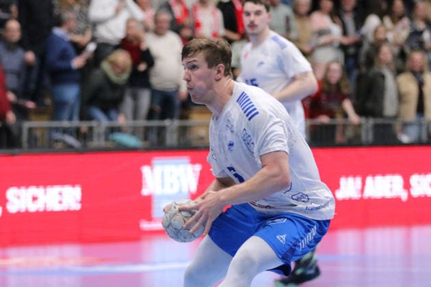 25 02 2026 Handball Men 2025 2026 2 Handball Bundesliga 21 Matchday HSG Nordhorn Lingen Dessau Roßlauer HV 06 EmslandArena Lingen Fritz Leon Haake Dessau, 6, white on the ball Lingen Ems Lower Saxony Germany