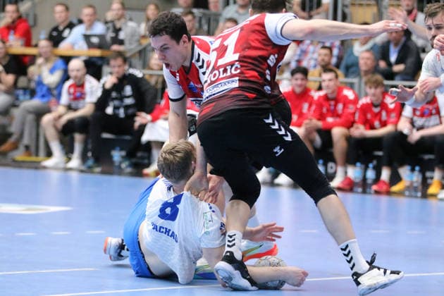 25 02 2026 Handball Men 2025 2026 2 Handball Bundesliga 21 Matchday HSG Nordhorn Lingen Dessau Roßlauer HV 06 EmslandArena Lingen Julius Drachau Dessau, 8, white after a duel with Christian Wilhelm Nordhorn, 3, red Lingen Ems Lower Saxony Germany