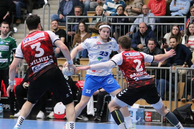25 02 2026 Handball Men 2025 2026 2 Handball Bundesliga 21 Matchday HSG Nordhorn Lingen Dessau Roßlauer HV 06 EmslandArena Lingen Mika Schüler Dessau, 23, white awaiting a duel with Frieder Bandlow Nordhorn, 2, red Lingen Ems Lower Saxony Germany