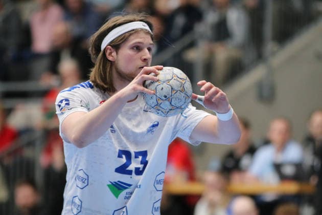 25 02 2026 Handball Men 2025 2026 2 Handball Bundesliga 21 Matchday HSG Nordhorn Lingen Dessau Roßlauer HV 06 EmslandArena Lingen Mika Schüler Dessau, 23, white on a seven-meter penalty Lingen Ems Lower Saxony Germany