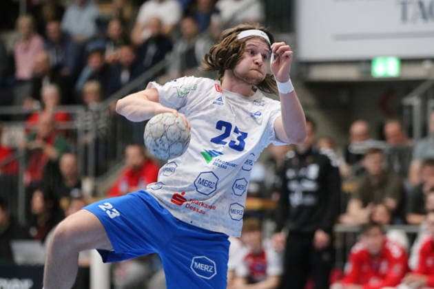 25 02 2026 Handball Men 2025 2026 2 Handball Bundesliga 21 Matchday HSG Nordhorn Lingen Dessau Roßlauer HV 06 EmslandArena Lingen Mika Schüler Dessau, 23, white on a seven-meter penalty Lingen Ems Lower Saxony Germany
