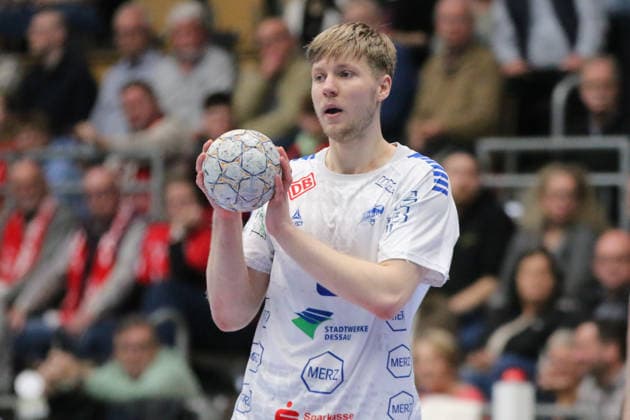 25 02 2026 Handball Men 2025 2026 2 Handball Bundesliga 21 Matchday HSG Nordhorn Lingen Dessau Roßlauer HV 06 EmslandArena Lingen Julius Drachau Dessau, 8, white on the ball Lingen Ems Lower Saxony Germany