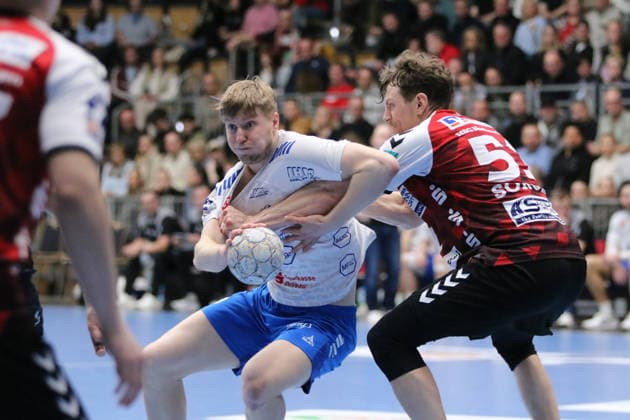 25 02 2026 Handball Men 2025 2026 2 Handball Bundesliga 21 Matchday HSG Nordhorn Lingen Dessau Roßlauer HV 06 EmslandArena Lingen Julius Drachau Dessau, 8, white held by Luka Sokolic Nordhorn, 51, red Lingen Ems Lower Saxony Germany