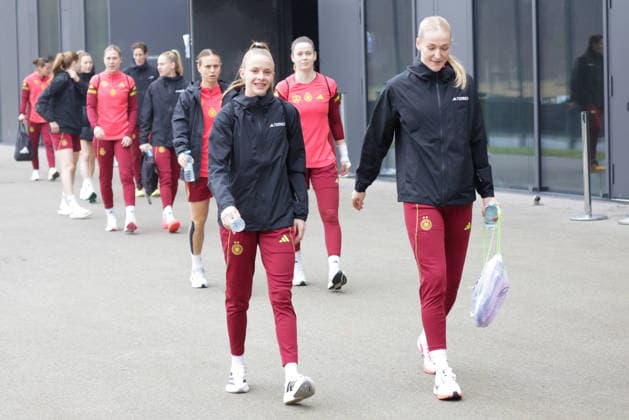 26 02 2026, xgrfx, Football DFB Media Dates, German Womens National Team Training v l Vivien Endemann, Camilla Küver German Womens National Team DFL DFB REGULATIONS PROHIBIT ANY USE OF PHOTOGRAPHS as IMAGE SEQUENCES and or QUASI VIDEO Frankfurt am Main