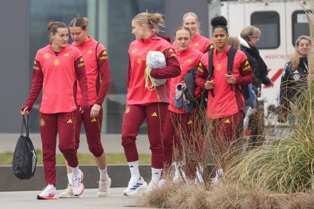26 02 2026, xgrfx, Fußball DFB Medientermine, Deutsche Frauennationalmannschaft Training v l Carlotta Wamser, Jella Veit, Shekiera Martinez Deutsche Frauennationalmannschaft DFL DFB REGULATIONS PROHIBIT ANY USE OF PHOTOGRAPHS as IMAGE SEQUENCES and or QUASI VIDEO Frankfurt am Main