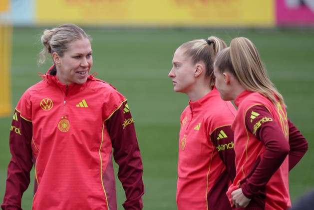 26 02 2026, xgrfx, Football DFB Media Dates, German Womens National Team Training f l Rebecca Knaak, Janina Minge, Vivien Endemann German Womens National Team DFL DFB REGULATIONS PROHIBIT ANY USE OF PHOTOGRAPHS as IMAGE SEQUENCES and or QUASI VIDEO Frankfurt am Main