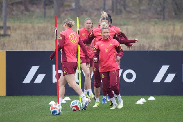 26 02 2026, xgrfx, Football DFB Media Dates, German Womens National Team Training v l Linda Dallmann German Womens National Team DFL DFB REGULATIONS PROHIBIT ANY USE OF PHOTOGRAPHS as IMAGE SEQUENCES and or QUASI VIDEO Frankfurt am Main
