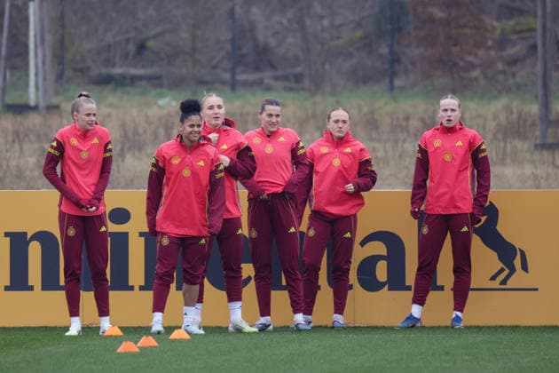 26 02 2026, xgrfx, Fußball DFB Medientermine, Deutsche Frauennationalmannschaft Training f l Vivien Endemann, Shekiera Martinez, Jella Veit, Carlotta Wamser, Lisanne Gräwe, Franziska Kett Deutsche Frauennationalmannschaft DFL DFB REGULATIONS PROHIBIT ANY USE OF PHOTOGRAPHS as IMAGE SEQUENCES and or QUASI VIDEO Frankfurt am Main
