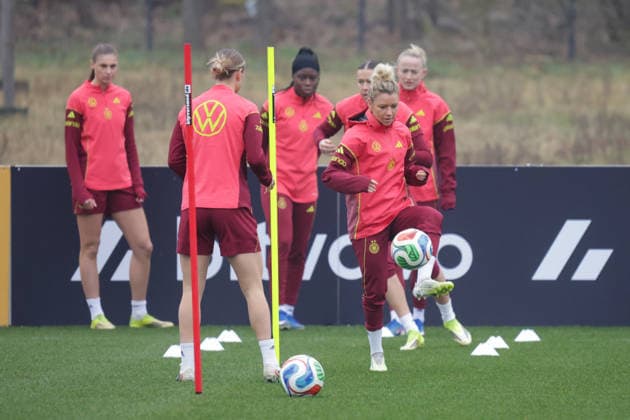 26 02 2026, xgrfx, Football DFB Media Dates, German Womens National Team Training v l Linda Dallmann German Womens National Team DFL DFB REGULATIONS PROHIBIT ANY USE OF PHOTOGRAPHS as IMAGE SEQUENCES and or QUASI VIDEO Frankfurt am Main