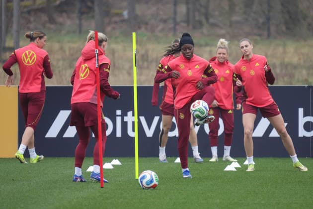 26 02 2026, xgrfx, Football DFB Media Dates, German Womens National Team Training v l Nicole Anyomi German Womens National Team DFL DFB REGULATIONS PROHIBIT ANY USE OF PHOTOGRAPHS as IMAGE SEQUENCES and or QUASI VIDEO Frankfurt am Main