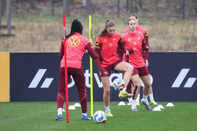 26 02 2026, xgrfx, Football DFB Media Dates, German Womens National Team Training v l Jule Brand German Womens National Team DFL DFB REGULATIONS PROHIBIT ANY USE OF PHOTOGRAPHS as IMAGE SEQUENCES and or QUASI VIDEO Frankfurt am Main