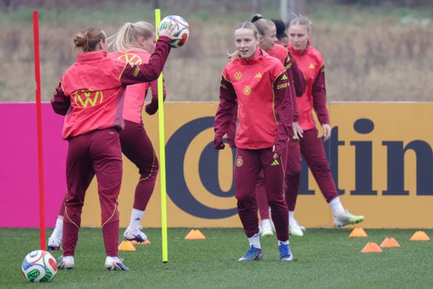 26 02 2026, xgrfx, Football DFB Media Dates, German Womens National Team Training v l Franziska Kett German Womens National Team DFL DFB REGULATIONS PROHIBIT ANY USE OF PHOTOGRAPHS as IMAGE SEQUENCES and or QUASI VIDEO Frankfurt am Main