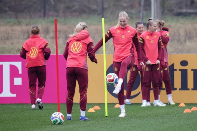 26 02 2026, xgrfx, Football DFB Media Dates, German Womens National Team Training v l Camilla Küver German Womens National Team DFL DFB REGULATIONS PROHIBIT ANY USE OF PHOTOGRAPHS as IMAGE SEQUENCES and or QUASI VIDEO Frankfurt am Main
