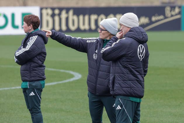 26 02 2026, xgrfx, Football DFB Media Dates, German Womens National Team Training f l Maren Meinert, Saskia Bartusiak, Christian Wück German Womens National Team DFL DFB REGULATIONS PROHIBIT ANY USE OF PHOTOGRAPHS as IMAGE SEQUENCES and or QUASI VIDEO Frankfurt am Main