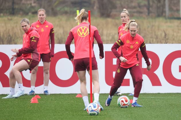 26 02 2026, xgrfx, Football DFB Media Dates, German Womens National Team Training v l Janina Minge German Womens National Team DFL DFB REGULATIONS PROHIBIT ANY USE OF PHOTOGRAPHS as IMAGE SEQUENCES and or QUASI VIDEO Frankfurt am Main