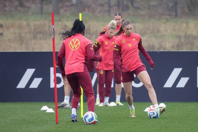 26 02 2026, xgrfx, Football DFB Media Dates, German Womens National Team Training v l Jule Brand German Womens National Team DFL DFB REGULATIONS PROHIBIT ANY USE OF PHOTOGRAPHS as IMAGE SEQUENCES and or QUASI VIDEO Frankfurt am Main
