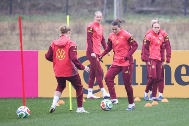 26 02 2026, xgrfx, Football DFB Media Dates, German Womens National Team Training v l Carlotta Wamser, Lisanne Gräwe German Womens National Team DFL DFB REGULATIONS PROHIBIT ANY USE OF PHOTOGRAPHS as IMAGE SEQUENCES and or QUASI VIDEO Frankfurt am Main