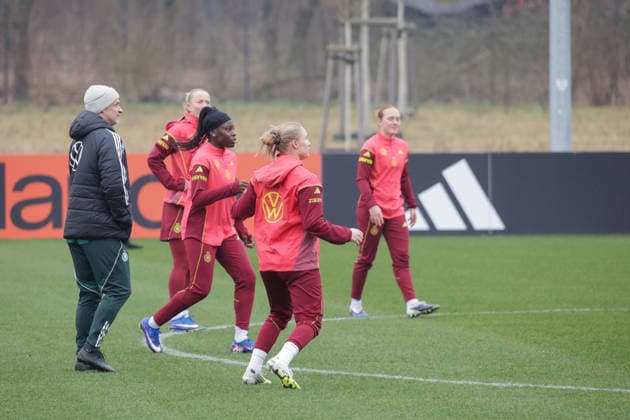 26 02 2026, xgrfx, Football DFB Media Dates, German Womens National Team Training v l Christian Wück German Womens National Team DFL DFB REGULATIONS PROHIBIT ANY USE OF PHOTOGRAPHS as IMAGE SEQUENCES and or QUASI VIDEO Frankfurt am Main