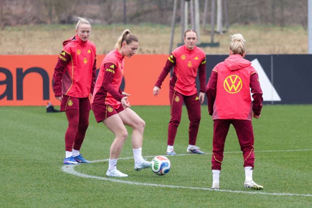 26 02 2026, xgrfx, Football DFB Media Dates, German Womens National Team Training v l Lea Schüller, Sarai Linder German Womens National Team DFL DFB REGULATIONS PROHIBIT ANY USE OF PHOTOGRAPHS as IMAGE SEQUENCES and or QUASI VIDEO Frankfurt am Main