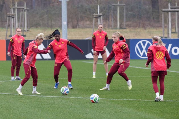 26 02 2026, xgrfx, Football DFB Media Dates, German Womens National Team Training f l Linda Dallmann, Nicole Anyomi, Jella Veit German Womens National Team DFL DFB REGULATIONS PROHIBIT ANY USE OF PHOTOGRAPHS as IMAGE SEQUENCES and or QUASI VIDEO Frankfurt am Main