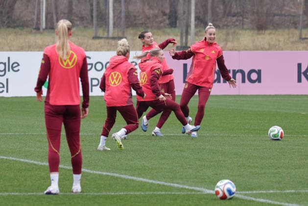 26 02 2026, xgrfx, Football DFB Media Dates, German Womens National Team Training v l Carlotta Wamser, Giulia Gwinn German Womens National Team DFL DFB REGULATIONS PROHIBIT ANY USE OF PHOTOGRAPHS as IMAGE SEQUENCES and or QUASI VIDEO Frankfurt am Main
