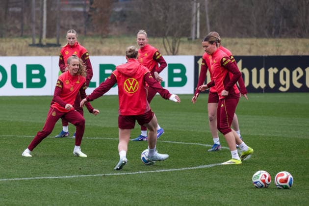 26 02 2026, xgrfx, Football DFB Media Dates, German Womens National Team Training v l Vivien Endemann, Larissa Mühlhaus German Womens National Team DFL DFB REGULATIONS PROHIBIT ANY USE OF PHOTOGRAPHS as IMAGE SEQUENCES and or QUASI VIDEO Frankfurt am Main