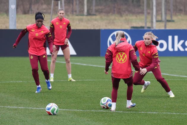 26 02 2026, xgrfx, Fußball DFB Medientermine, Deutsche Frauennationalmannschaft Training v l Nicole Anyomi, Elisa Senß, Jella Veit Deutsche Frauennationalmannschaft DFL DFB REGULATIONS PROHIBIT ANY USE OF PHOTOGRAPHS as IMAGE SEQUENCES and or QUASI VIDEO Frankfurt am Main