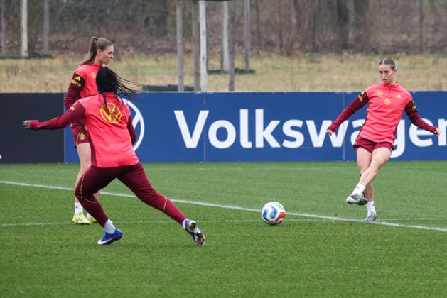 26 02 2026, xgrfx, Football DFB Media Dates, German Womens National Team Training v l Klara Bühl German Womens National Team DFL DFB REGULATIONS PROHIBIT ANY USE OF PHOTOGRAPHS as IMAGE SEQUENCES and or QUASI VIDEO Frankfurt am Main
