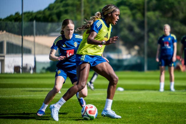 260226 Matilda Vinberg and Evelyn Ijeh of the Swedish women s national football team at a training session on February 26, 2026 in Albuferia Photo Ludvig Thunman BILDBYRAN code LT LT0774 fotboll football soccer fotball träning practice training sverige sweden dam bbeng  Copyright: LUDVIGxTHUNMAN BB260226LT010