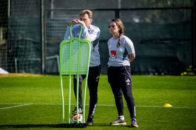 260226 Head coach Tony Gustavsson and psychologist Sara Hammer of the Swedish women s national football team at a training session on February 26, 2026 in Albuferia Photo Ludvig Thunman BILDBYRAN code LT LT0774 fotboll football soccer fotball träning practice training sverige sweden dam bbeng  Copyright: LUDVIGxTHUNMAN BB260226LT024