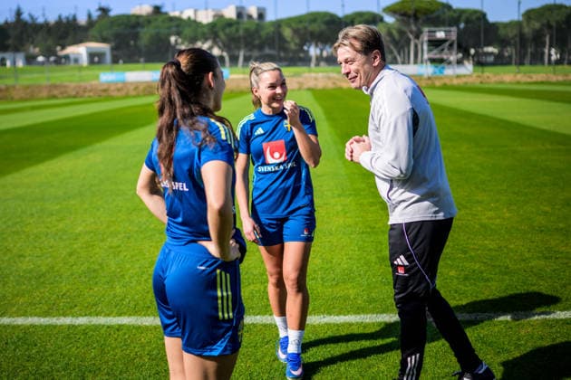 260226 Johanna Rytting Kaneryd and Head coach Tony Gustavsson of the Swedish women s national football team at a training session on February 26, 2026 in Albuferia Photo Ludvig Thunman BILDBYRAN code LT LT0774 fotboll football soccer fotball träning practice training sverige sweden dam bbeng  Copyright: LUDVIGxTHUNMAN BB260226LT030