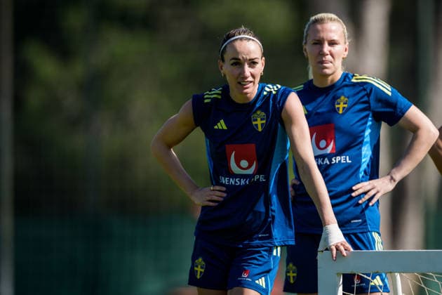 260226 Kosovare Asllani and Josefine Rybrink of the Swedish women s national football team at a training session on February 26, 2026 in Albuferia Photo Ludvig Thunman BILDBYRAN code LT LT0774 fotboll football soccer fotball träning practice training sverige sweden dam bbeng  Copyright: LUDVIGxTHUNMAN BB260226LT035
