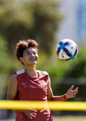 (260226) -- NEWCASTLE, Feb. 26, 2026 -- Wang Shuang of China attends a training session for the upcoming AFC Women s Asian Cup, in Newcastle, Australia, Feb. 26, 2026. ) (SP) AUSTRALIA-NEWCASTLE-WOMEN S ASIAN CUP-CHINA-TRAINING MaxPing 