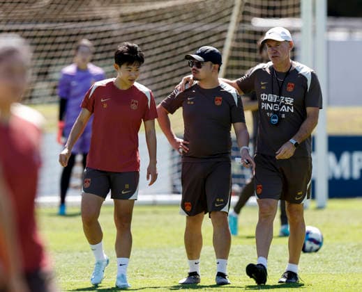 (260226) -- NEWCASTLE, Feb. 26, 2026 -- Ante Milicic (1st R), head coach of the Chinese national women s football team, communicates with Wu Chengshu (3rd R) of China during a training session for the upcoming AFC Women s Asian Cup, in Newcastle, Australia, Feb. 26, 2026. (Photo by Xinhua) (SP) AUSTRALIA-NEWCASTLE-WOMEN S ASIAN CUP-CHINA-TRAINING WangxShuang 