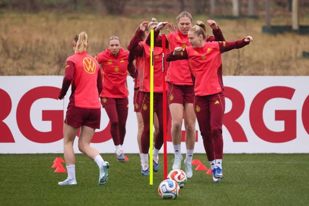Frankfurt am Main, Germany February 26, 2026 Preparation for the Womens World Cup qualifier Germany vs Slovenia Training In the picture Rebecca Knaak Germany and Janina Minge Germany , both on the right, with their teammates during training before the first World Cup qualifier in Frankfurt Copyright: HMBxMedia MadeleinexFantini