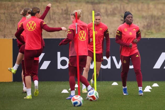 Frankfurt am Main, Germany 26 February 2026 Preparation for the womens World Cup qualifier Germany vs. Slovenia Training In the picture The players of the German womens national soccer team during training before the first World Cup qualifier in Frankfurt Copyright: HMBxMedia MadeleinexFantini