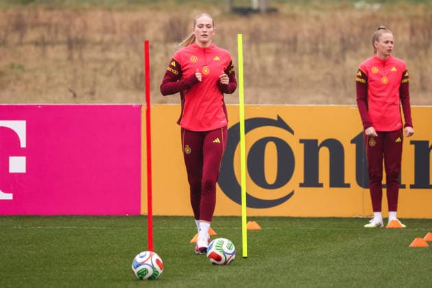 Frankfurt am Main, Germany February 26, 2026 Preparation for the womens World Cup qualifier Germany vs. Slovenia Training In the picture from left Camilla Küver Kuever Germany and Vivien Endemann Germany during training before the first World Cup qualifier in Frankfurt Copyright: HMBxMedia MadeleinexFantini