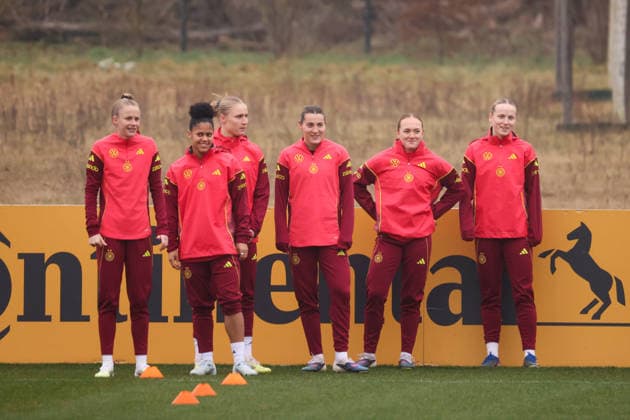 Frankfurt am Main, Germany February 26, 2026 Preparation for the womens World Cup qualifier Germany vs Slovenia Training In the picture from left Vivien Endemann Germany , Shekiera Martinez Germany , Jella Veit Germany , Carlotta Wamser Germany , Lisanne Gräwe Graewe Germany and Franziska Kett Germany during training before the first World Cup qualifier in Frankfurt Copyright: HMBxMedia MadeleinexFantini