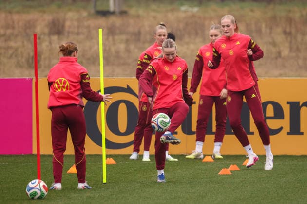 Frankfurt am Main, Germany February 26, 2026 Preparation for the Womens World Cup qualifier Germany vs Slovenia Training In the picture from left Lisanne Gräwe Graewe Germany , Franziska Kett Germany and Camilla Küver Kuever Germany during training before the first World Cup qualifier in Frankfurt Copyright: HMBxMedia MadeleinexFantini