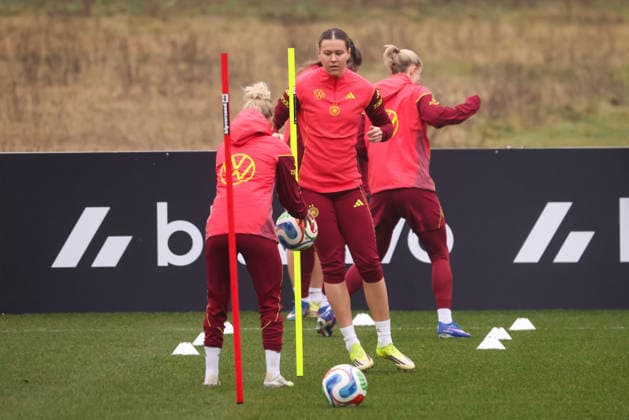 Frankfurt am Main, Germany February 26, 2026 Preparation for the Womens World Cup qualifier Germany vs. Slovenia Training In the picture from left Larissa Mühlhaus Muehlhaus Germany at training before the first World Cup qualifier in Frankfurt Copyright: HMBxMedia MadeleinexFantini
