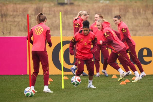Frankfurt am Main, Germany 26 February 2026 Preparation for the Womens World Cup qualifier Germany vs Slovenia Training In the picture from left Vivien Endemann Germany and Shekiera Martinez Germany with their teammates during training before the first World Cup qualifier in Frankfurt Copyright: HMBxMedia MadeleinexFantini