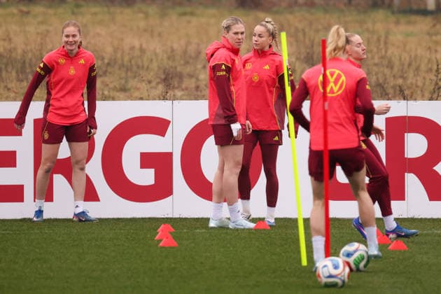Frankfurt am Main, Germany February 26, 2026 Preparation for the womens World Cup qualifier Germany vs Slovenia Training In the picture from left Sjoeke Nüsken Nuesken Germany , Rebecca Knaak Germany and Giulia Gwinn Germany during training before the first World Cup qualifier in Frankfurt Copyright: HMBxMedia MadeleinexFantini
