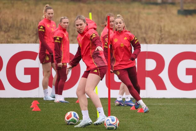 Frankfurt am Main, Germany 26 February 2026 Preparation for the Womens World Cup qualifier Germany vs Slovenia Training In the picture from left Rebecca Knaak Germany and Giulia Gwinn Germany with their teammates during training before the first World Cup qualifier in Frankfurt Copyright: HMBxMedia MadeleinexFantini