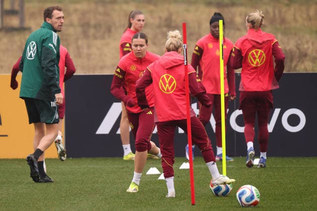 Frankfurt am Main, Germany February 26, 2026 Preparation for the Womens World Cup qualifier Germany vs. Slovenia Training In the picture from left athletics coach Julius Balsmeier Germany and Larissa Mühlhaus Muehlhaus Germany with her teammates during training before the first World Cup qualifier in Frankfurt Copyright: HMBxMedia MadeleinexFantini