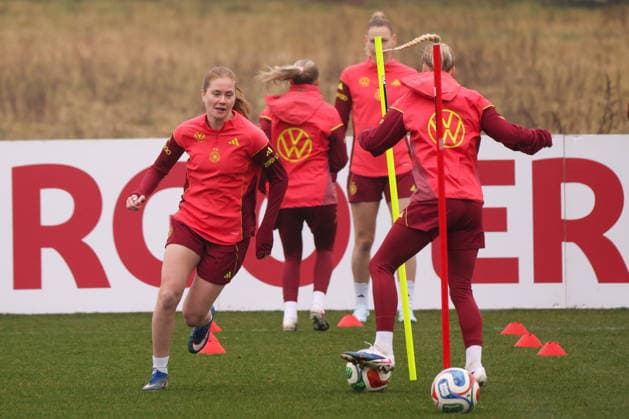 Frankfurt am Main, Germany February 26, 2026 Preparation for the Womens World Cup qualifier Germany vs Slovenia Training In the picture from left Sjoeke Nüsken Nuesken Germany training before the first World Cup qualifier in Frankfurt Copyright: HMBxMedia MadeleinexFantini