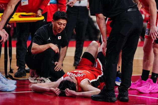 (260226) -- OKINAWA, Feb. 26, 2026 -- Watanabe Hugh (bottom) of Japan gets injured during the Group B match between China and Japan at the FIBA Basketball World Cup Asian Qualifiers in Okinawa, Japan, Feb. 26, 2026. ) (SP)JAPAN-OKINAWA-BASKETBALL-FIBA WORLD CUP-ASIAN QUALIFIERS-CHN VS JPN JiaxHaocheng 
